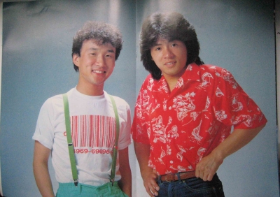 ASUKA这件红的衬衫很亮眼！！