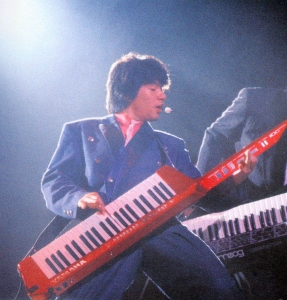 顺带发张“薰”爸早年玩钢琴吉他的照片